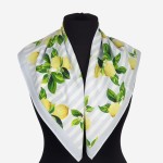 Bawełniana apaszka 65x65cm damska AB41, jasno niebieska w pasy i cytryny